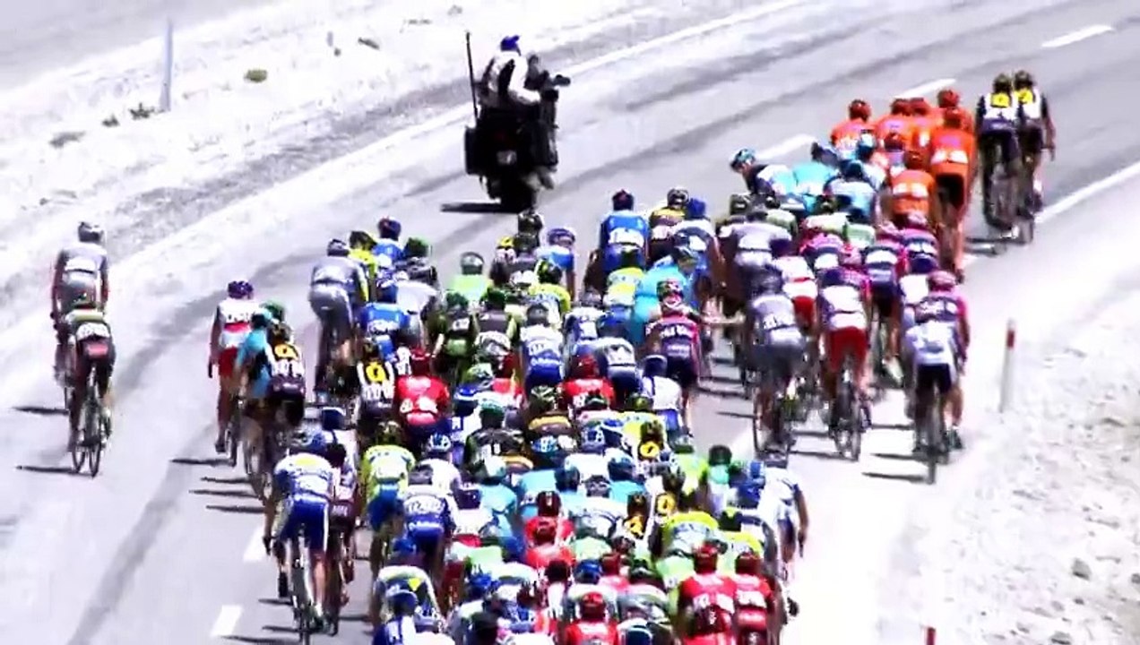 Ce Cycliste s’arrête en Pleine Course pour Frapper un autre coureur