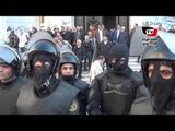 الأمن يرتدي زي «بلاك بلوك» أمام دار القضاء