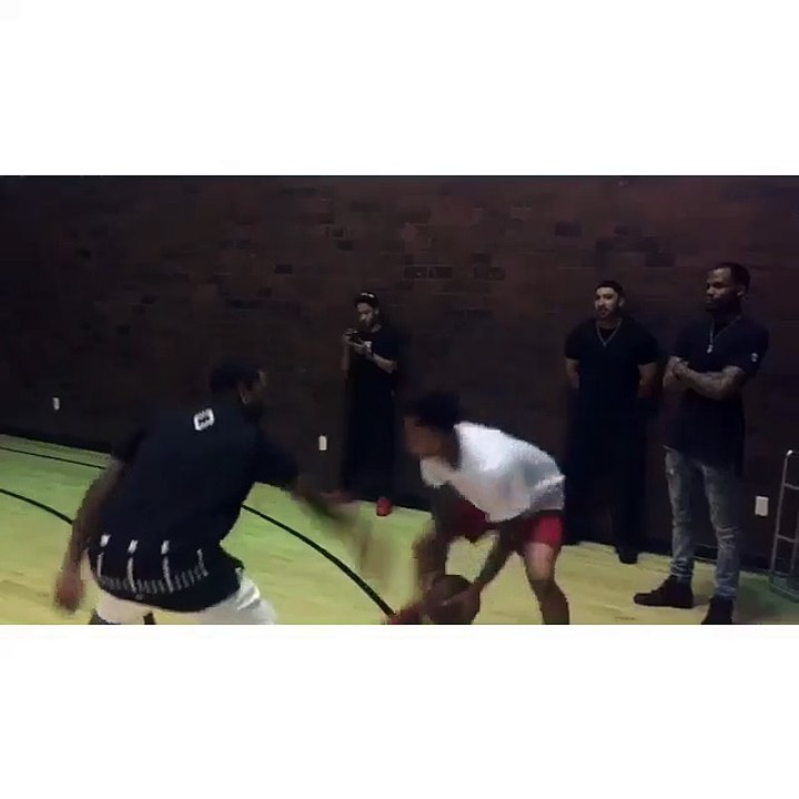 Ayer a la noche Chris jugando basketball en su suite