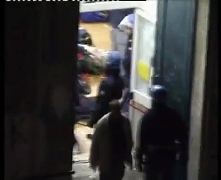 G8 Genova scuola Diaz scene del blitz - G8 Genoa Diaz school