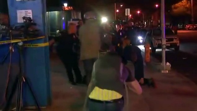 Un policier de Baltimore asperge un jeune avec une lacrymo pendant les émeutes