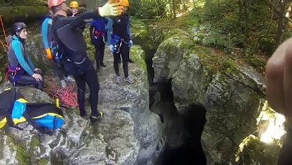 Un débile fait du canyoning - FAIL