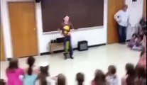 Un gamin fait une démo de Pogo Stick en classe : FAIL!
