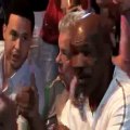 Floyd Mayweather Vs Manny Pacquiao - Mike Tyson frappe un fan dans le public