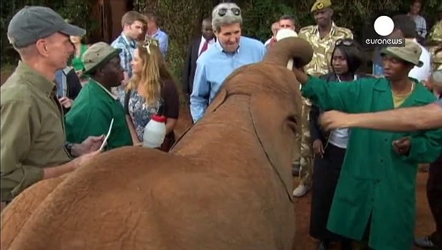 Kerry visita un orfanato de elefantes en Kenia
