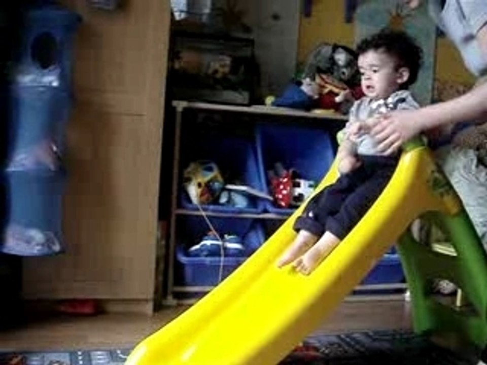 hugo fait du toboggan
