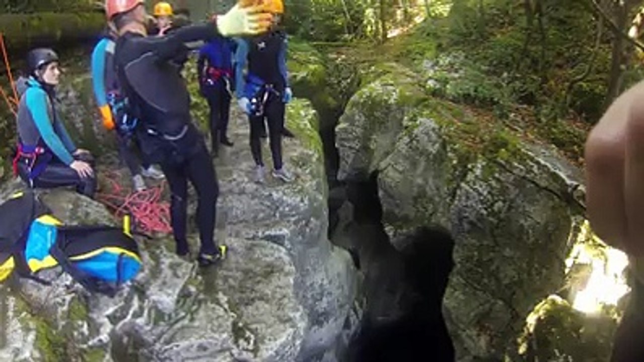 Un homme chute dans l’eau dans un canyon, grosse frayeur