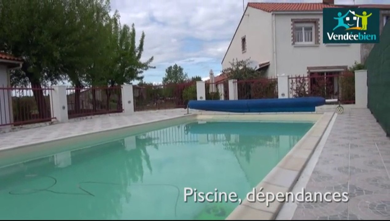 AIZENAY (85) - Vente maison rénovée avec jardin et piscine en village à 5mn du centre.