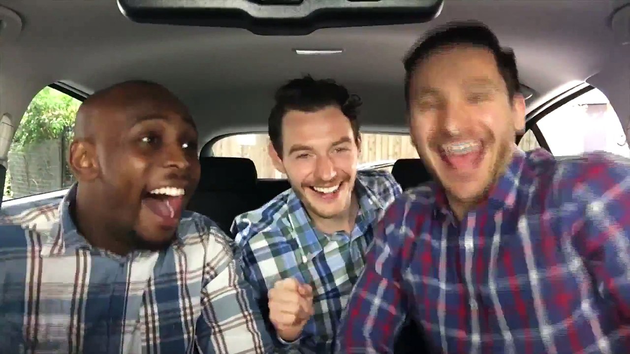 Trois hommes dans une voiture chantent et dansent sur des chansons connues