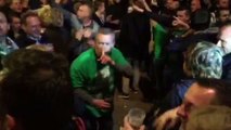 FC directeur Nijland danst met fans in Poelestraat - RTV Noord