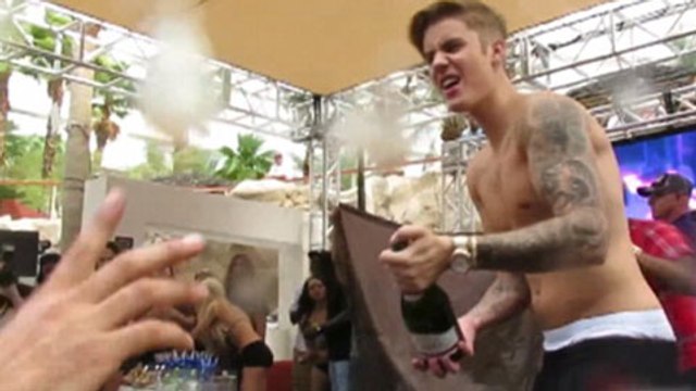 Justin Bieber Sprays Champagne on Fans in Las Vegas