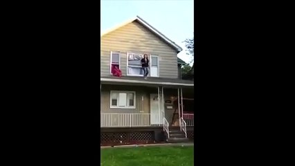 Elle saute du toit de sa maison et se casse la jambe : prévisible !