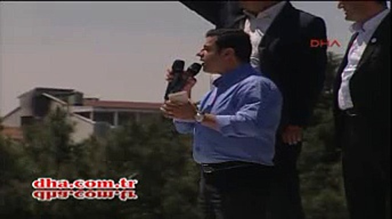 Demirtaş'tan protestocu kadın için: O hanımefendiye nazik davranın