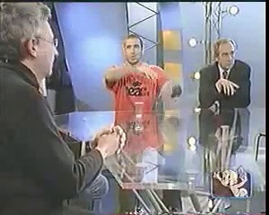 Cantona pisse au cul des journaleux