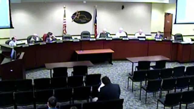 Risas en el ayuntamiento: ¡al baño con el micro abierto!