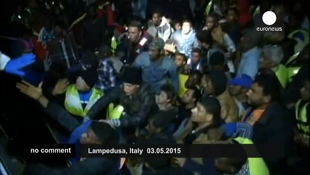 Night rescue for hundreds of migrants in Italy