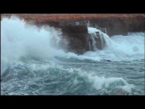 Défilé d’images bord de mer : Puissante vague qui frappe la côte – Vidéo