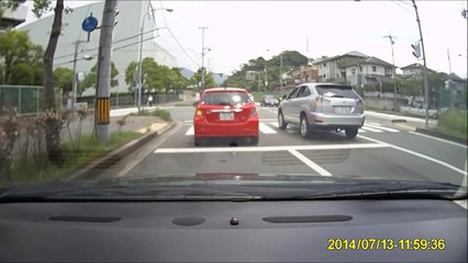 DQNハリアー右折レーンからの追い越し　事故っていてもおかしくなかった。ドライブレコーダー　ドライブマン　TOYOTA harrier　DR1920神ドラ　drive camera　危険運転