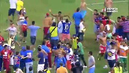 Brezilya'da Taraftarlar Sahayı Savaş Alanına Çevirdi