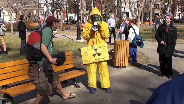 URANIUM MAN MANIFESTATION ANTI-MINES PLAN NORD QUÉBEC POLLUTION DAVID HEURTEL - PIERRE ARCAND - PHILIPE COUILLARD