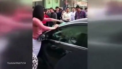 Mujer destroza el carro de su esposo por serle infiel