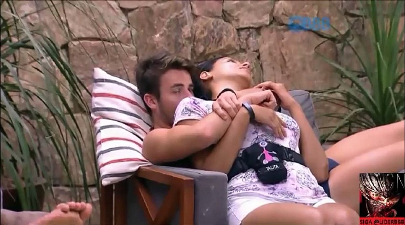Rafael e Talita abraçados na varanda - 14/02/15