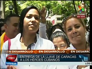 下载视频: Cinco héroes cubanos rinden honores a Simón Bolívar en Caracas