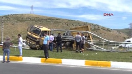 Selçuk Açık Unutulan Damperin Çarptığı Direk, Minibüsün Önüne Düştü, Faciadan Dönüldü