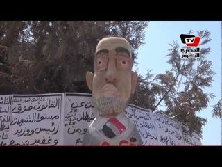 «نحات الثورة» يصنع تمثالاً لمرسي