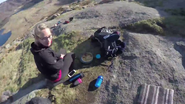 Un enfant aide son papa pendant sa demande en mariage... Trop mignon!