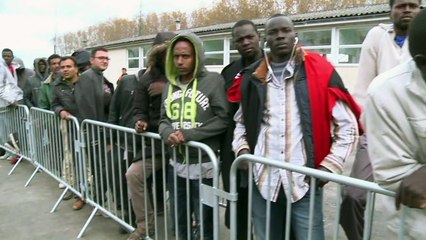 Cazeneuve à Calais pour rencontrer migrants et associations