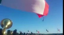 YouTube: soldado se atoró en bandera y cayó desde 14 metros