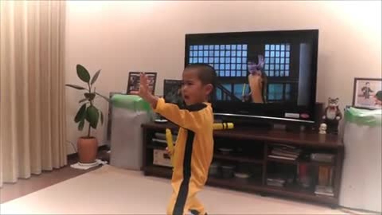 Cet enfant est un mini Bruce Lee