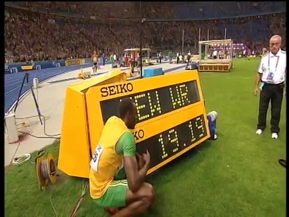 Usain Bolt 200m world record: 19.19!!! (+ Michael Johnson's reaction)