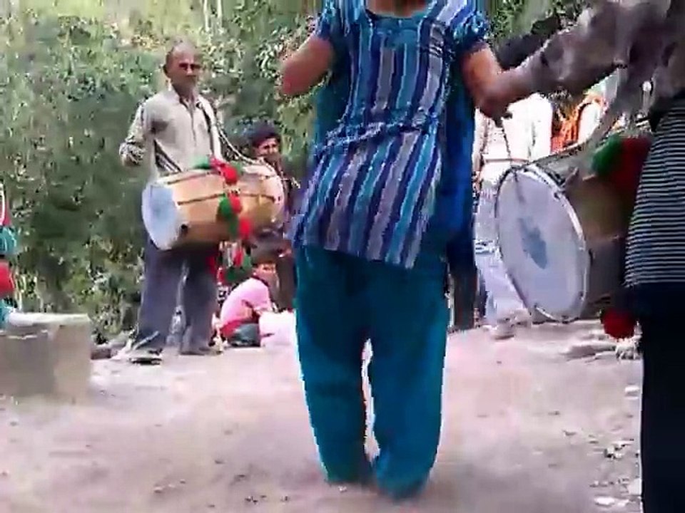 girl dance on dhol