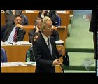 Geert Wilders loopt weg uit de tweede kamer.