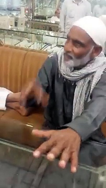 لو جی بابا جی دی سن لو!!! شادی نه کرنا یارو تجه کو بتا رها هوں آفت گلے پڑی هے اس کو نبها رها هوں