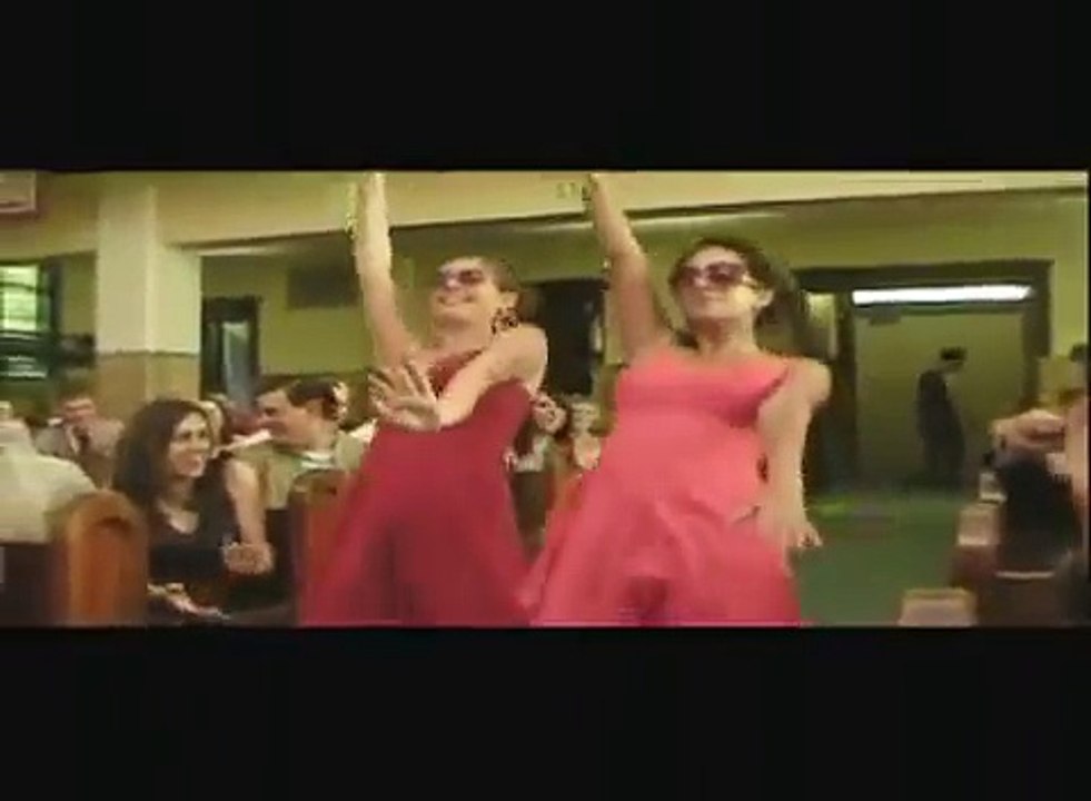 Entrée des mariés et son cortège dans l'église en dansant