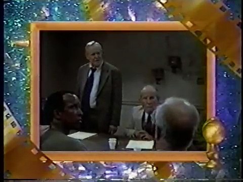 Ving Rhames gives his Golden Globe to Jack Lemmon (1998)