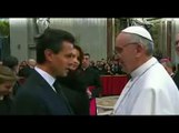 El Papa Francisco NO deja que Angélica Rivera le bese la mano
