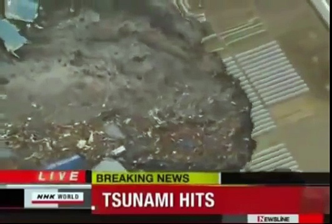 UFO Tsunami Japan strange Object leaving sea