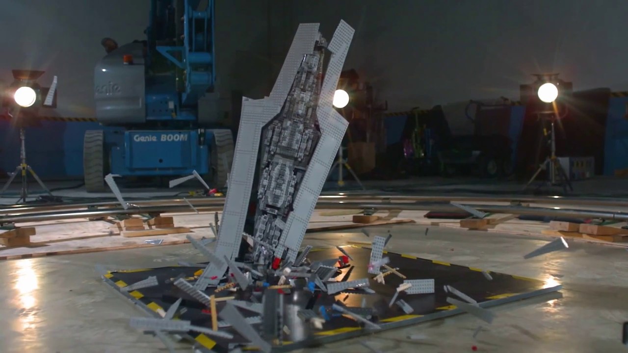 Destruction d'un LEGO Star Wars Super Star Destroyer en slow motion