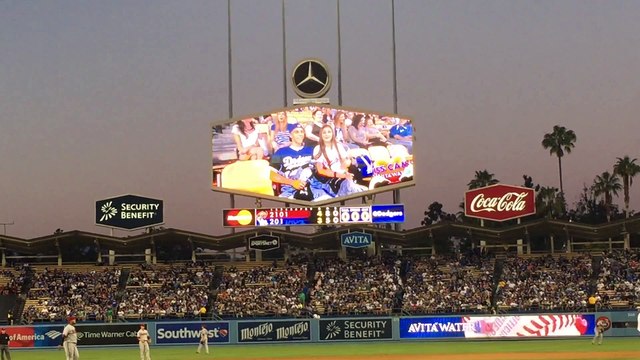 Premier bisous Gay filmé par la Kiss Cam au Dodgers Stadium