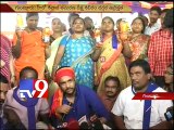 Women with petrol bottles support Shivaji's hunger strike