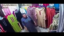 إمرأة تسرق محل لبيع الملابس في وضح النهار