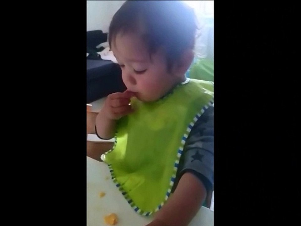 Sylvester ទទួលទានក្រូចខ្លួនឯងក្រូចបានដោយមិន​ចង់​ឱ្យ​ម្តាយបញ្ចុក