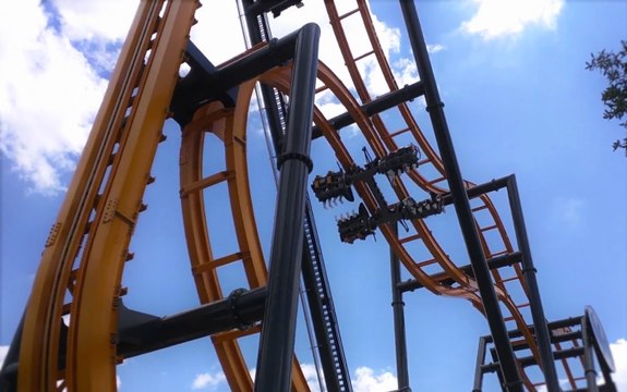 Premiers essais pour Batman : The Ride à Six Flags Fiesta Texas