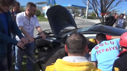 Bolu Otomobiliyle Aydınlatma Direğine Çarpan Güvenlik Görevlisi Yaralandı