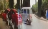Yol magandası kadın sürücüyü arabasından indirip dövdü