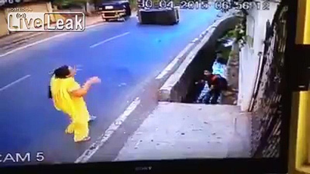 Dunya News - Biker crashes into an auto-rickshaw, landing in a ditch